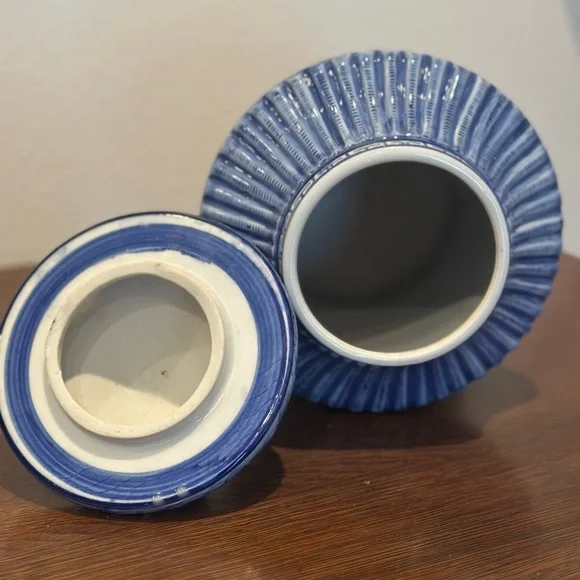 Vintage blue and white Chinoiserie Pagoda Lidded Jar - Picture 3 of 4